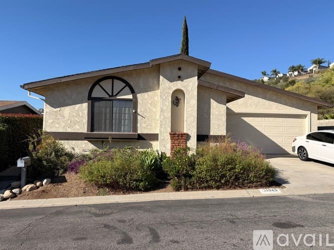 Castaic House: 31945 Calcite Court
