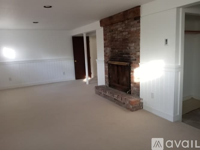 Gloucester Apartment: 55 Ledge Road