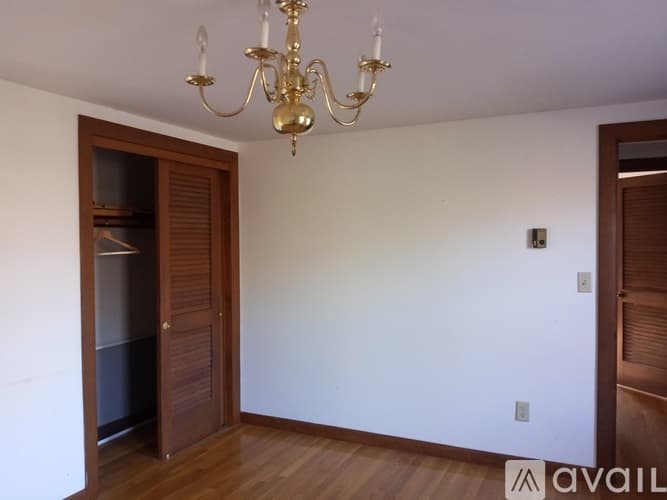 Gloucester Apartment: 55 Ledge Road