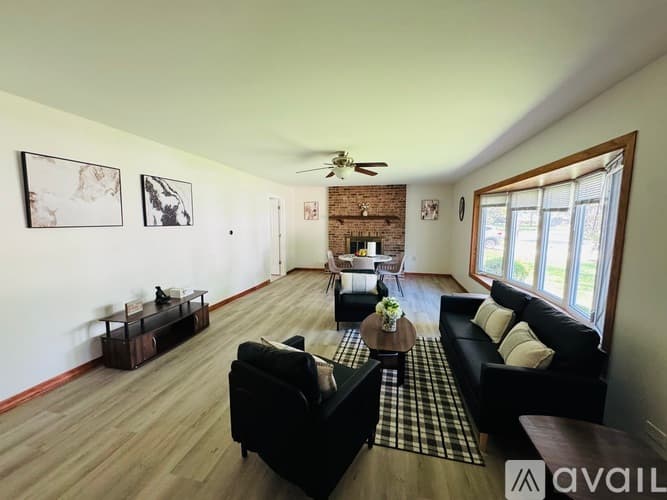 Hanover Park House: 1115 Old Mill Ln