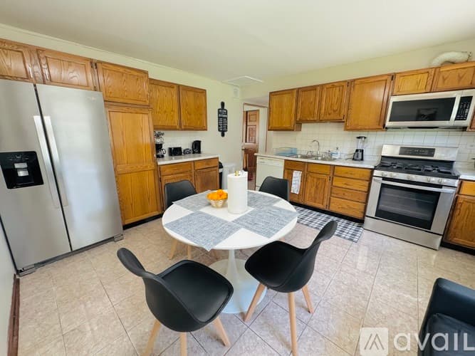 Hanover Park House: 1115 Old Mill Ln