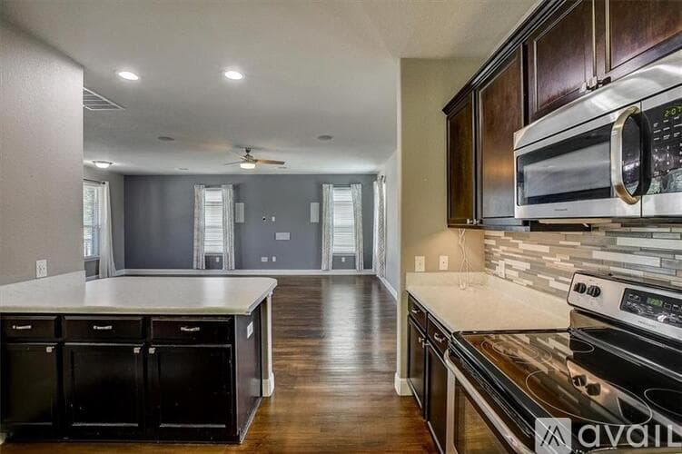 Pflugerville House: 1121 Badlands Dr