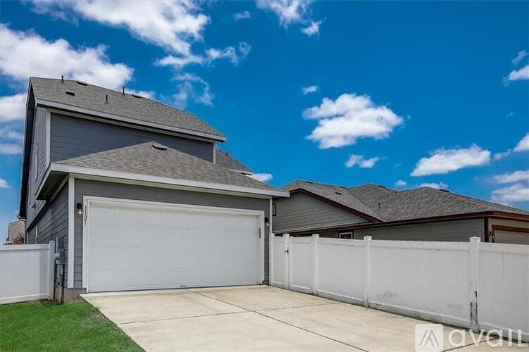 Pflugerville House: 1121 Badlands Dr