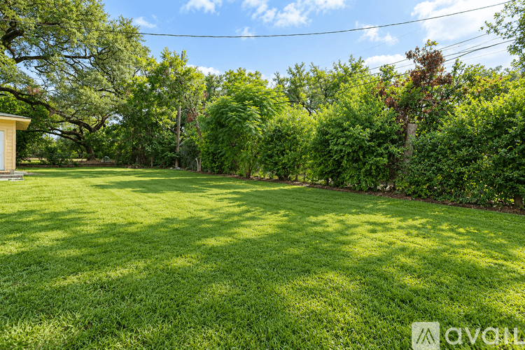 Temple House: 1417 Live Oak Dr