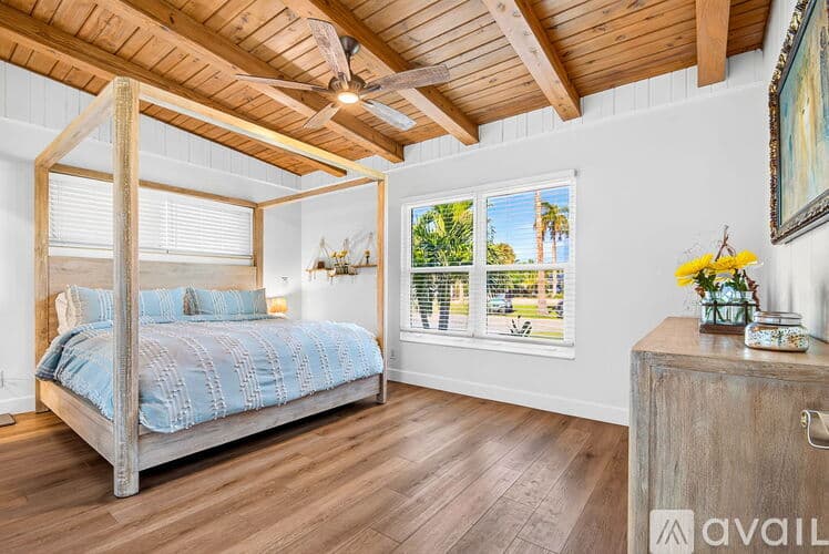 Holmes Beach House: 203 84th Street
