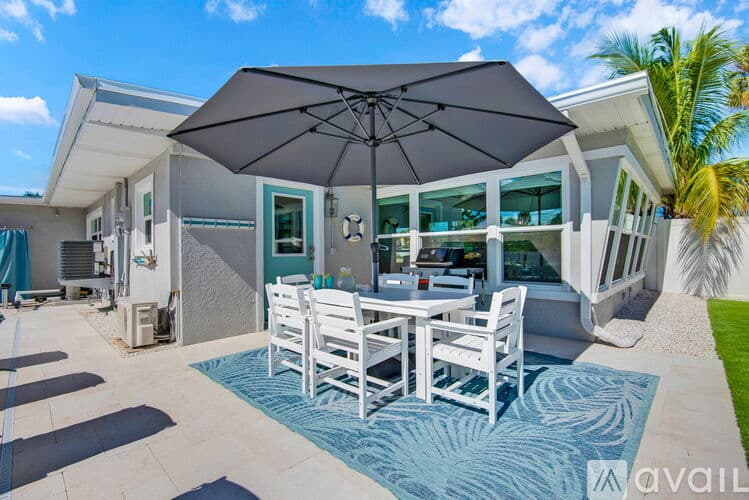Holmes Beach House: 203 84th Street