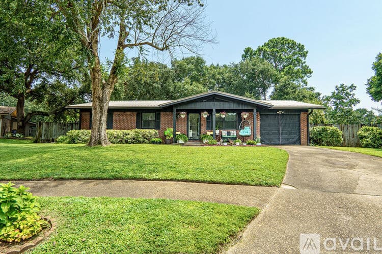 Fort Walton Beach House: 123 Pinewood Terrace
