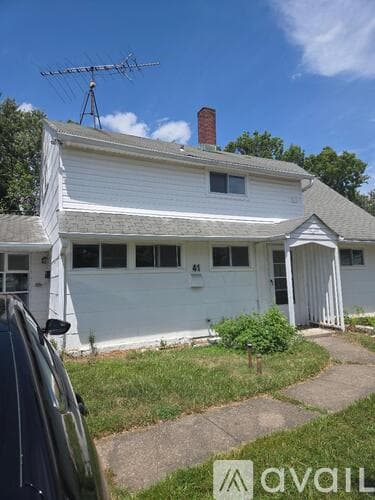 Levittown House: 41 Whitewood Rd