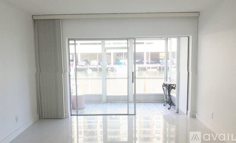 Hallandale Beach Apartment: 450 Paradise Isle Boulevard