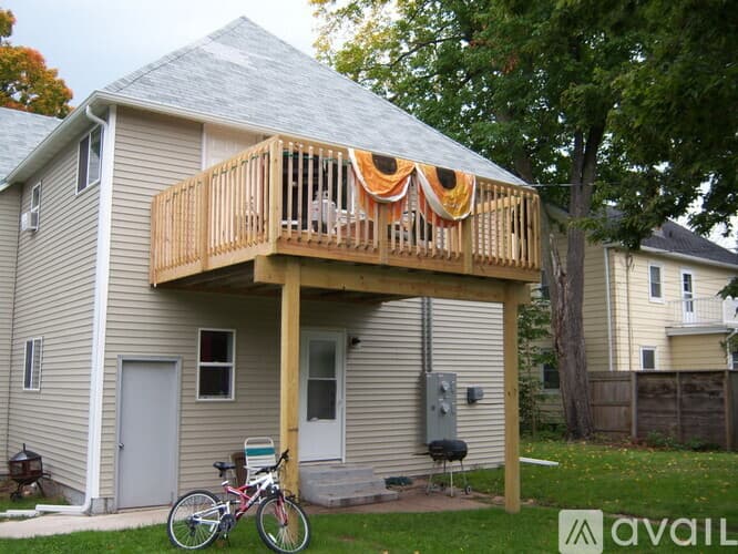 Eau Claire Apartment: 1014 Oxford Ave
