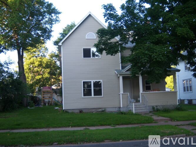 Eau Claire Apartment: 1014 Oxford Ave