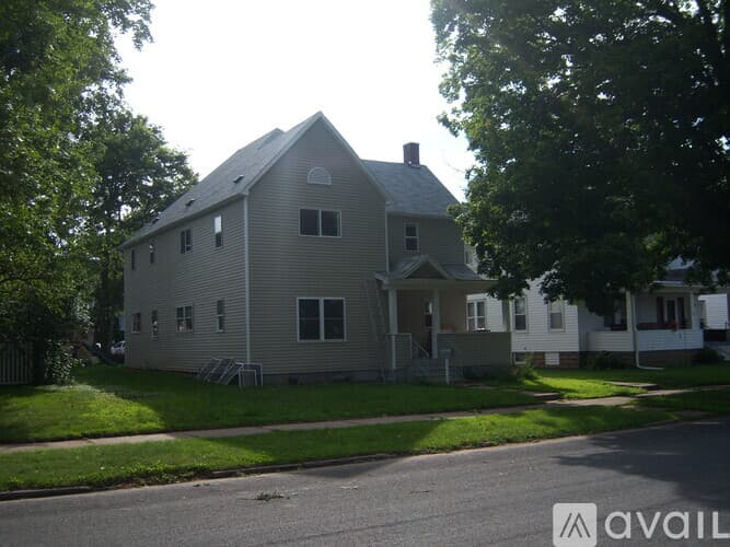 Eau Claire Apartment: 1014 Oxford Ave