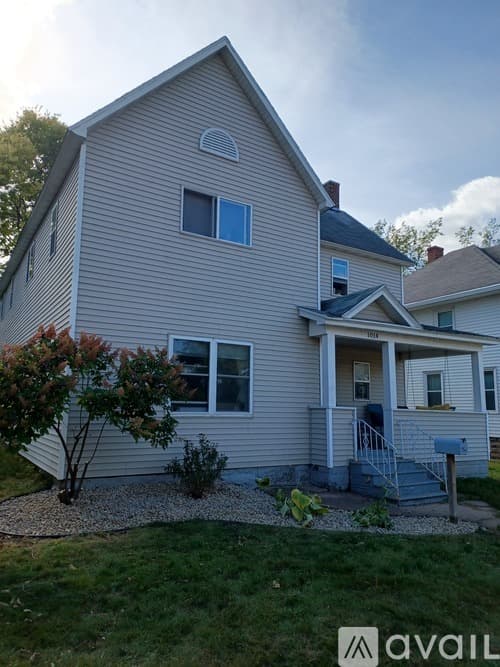 Eau Claire Apartment: 1014 Oxford Ave