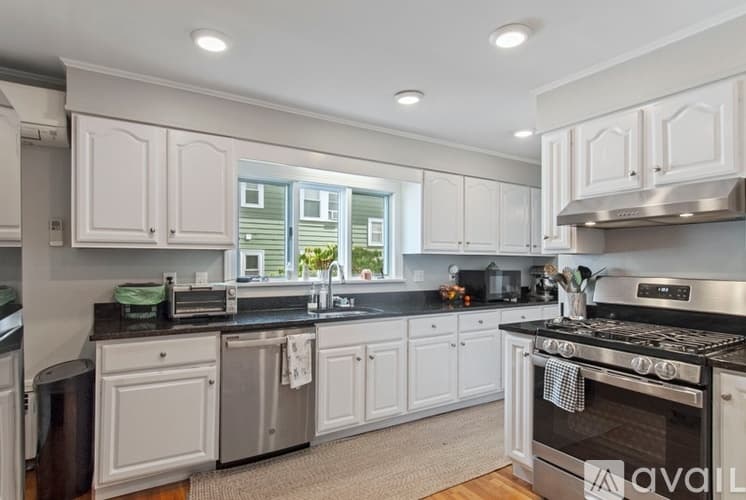 Arlington Apartment: 186 Palmer St