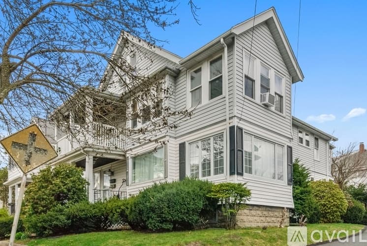 Arlington Apartment: 186 Palmer St