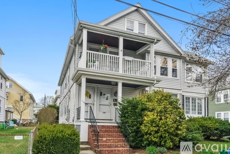 Arlington Apartment: 186 Palmer St