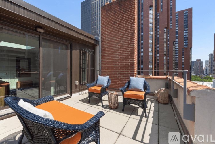 New York Apartment: 170 E 92nd St