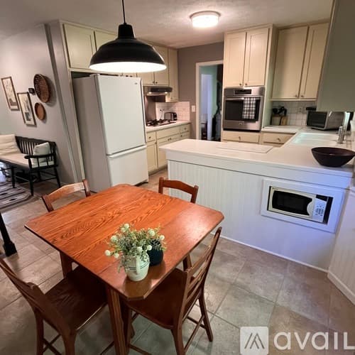 Dunwoody House: 2422 Redcliff Way