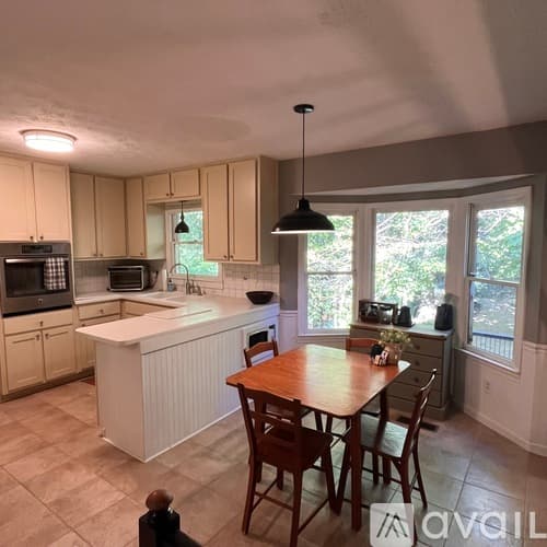 Dunwoody House: 2422 Redcliff Way