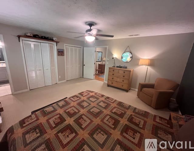 Dunwoody House: 2422 Redcliff Way