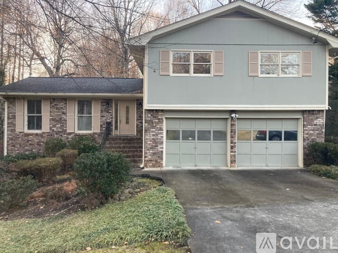 Dunwoody House: 2422 Redcliff Way