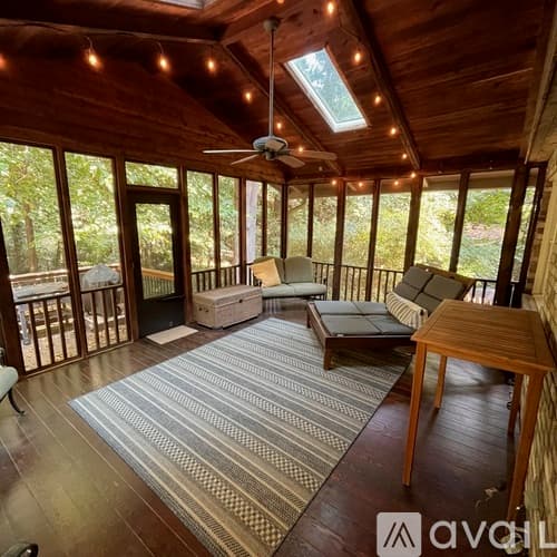 Dunwoody House: 2422 Redcliff Way
