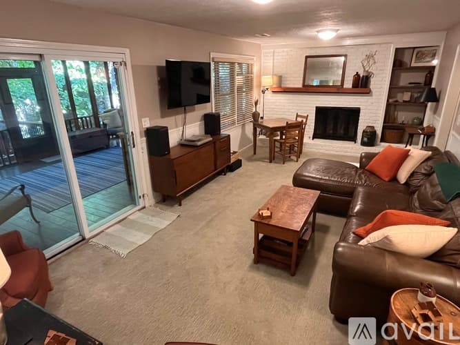 Dunwoody House: 2422 Redcliff Way