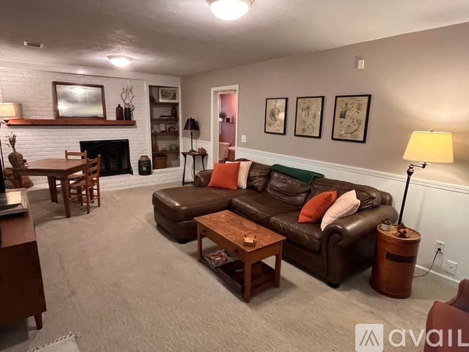 Dunwoody House: 2422 Redcliff Way