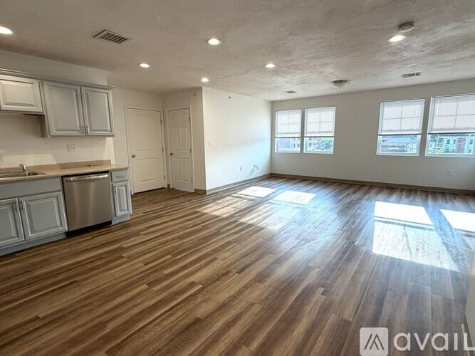 Dedham Apartment: 329 East St
