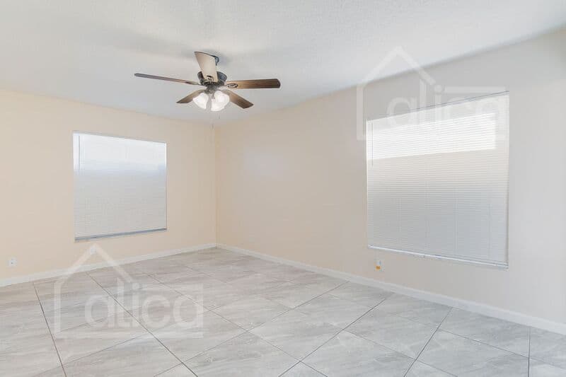 Riviera Beach House: 742 W 6th St