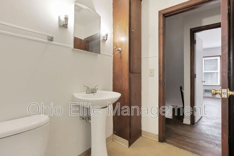 Columbus House: 53 S Burgess Ave