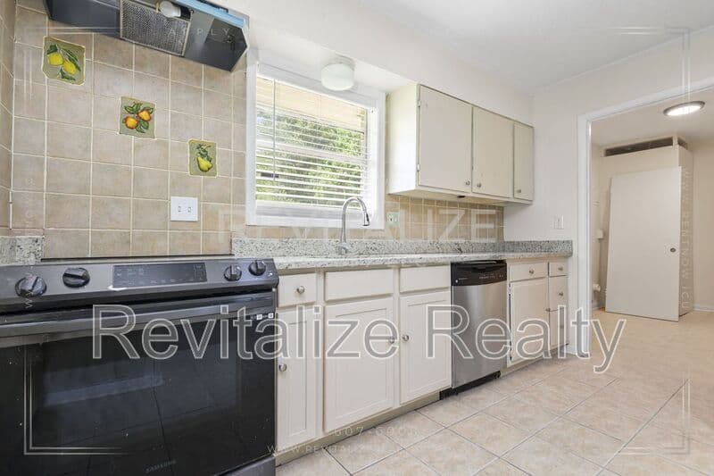 Gulfport House: 2531 W David Drive
