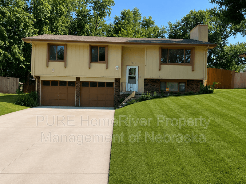 Omaha House: 15229 Y St