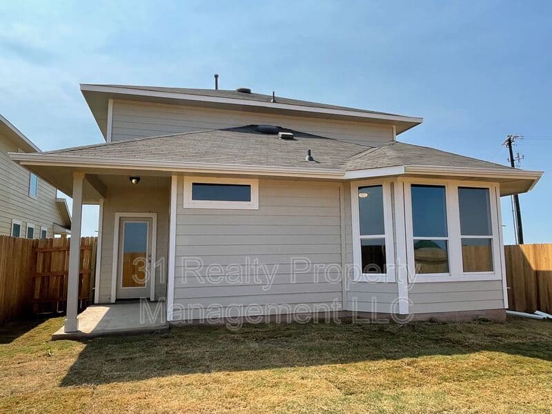 Maxwell House: 163 Tempest Trl