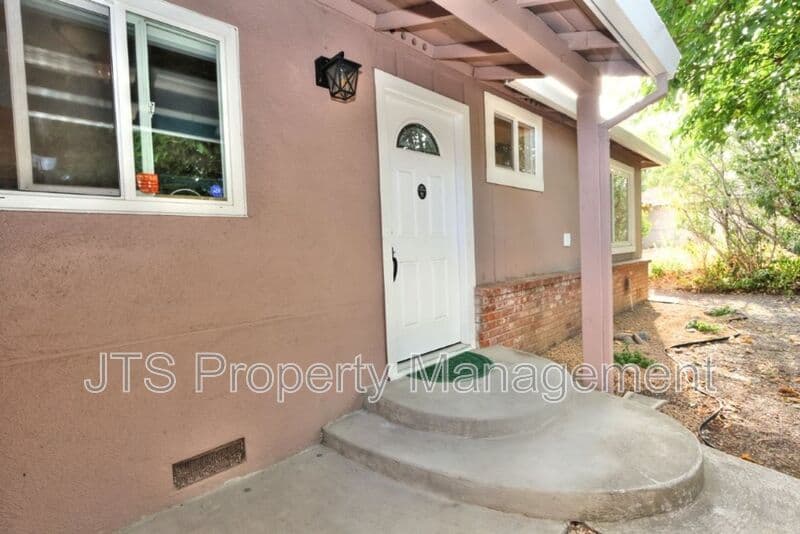 Fair Oaks House: 6906 Pin Oak Court