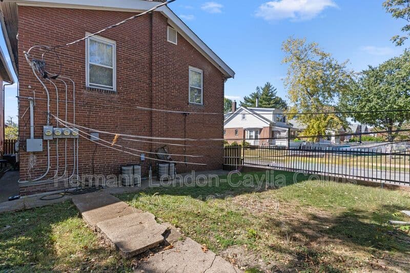 Saint Louis House: 6918 Moellenhoff Street