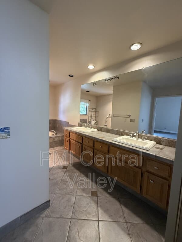 Modesto House: 1725 Edgebrook Drive