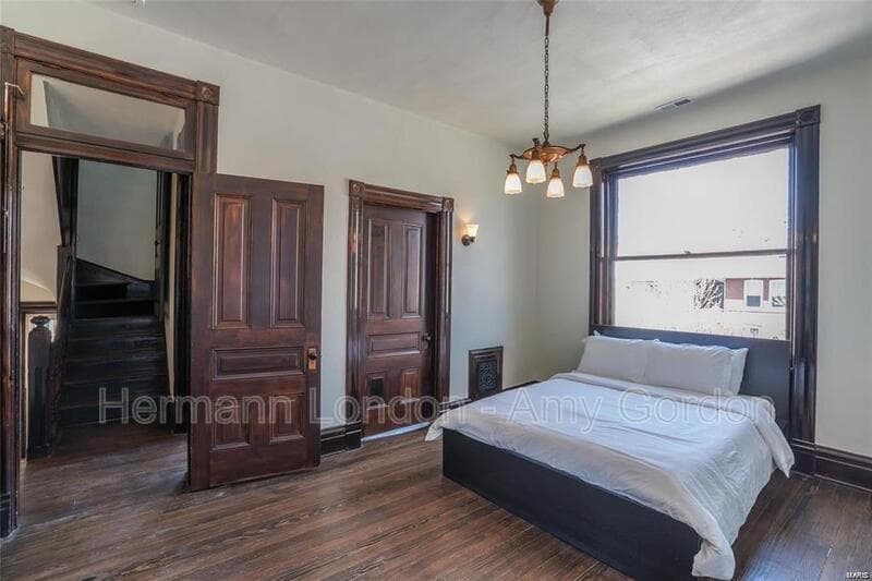Saint Louis House: 3922 Castleman Avenue,