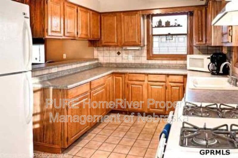 Omaha House: 1009 N 49th Ave