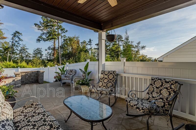 Greenville House: 14 Burl Ct