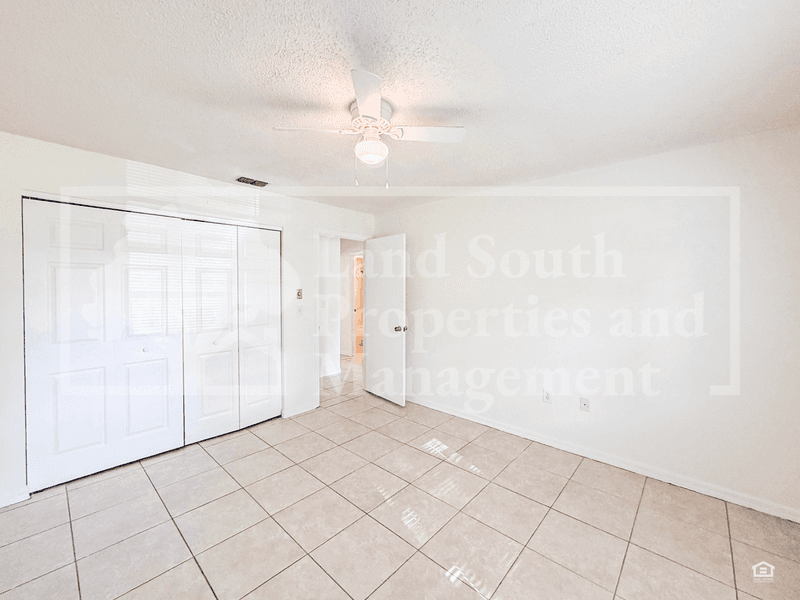 Lakeland House: 5011 Woodgreen Lane
