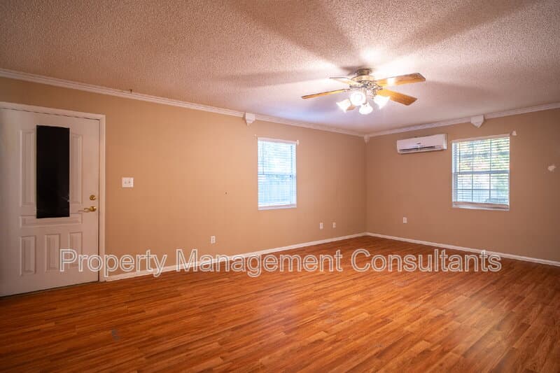 Huntsville House: 6604 Willow Ridge Road Northwest