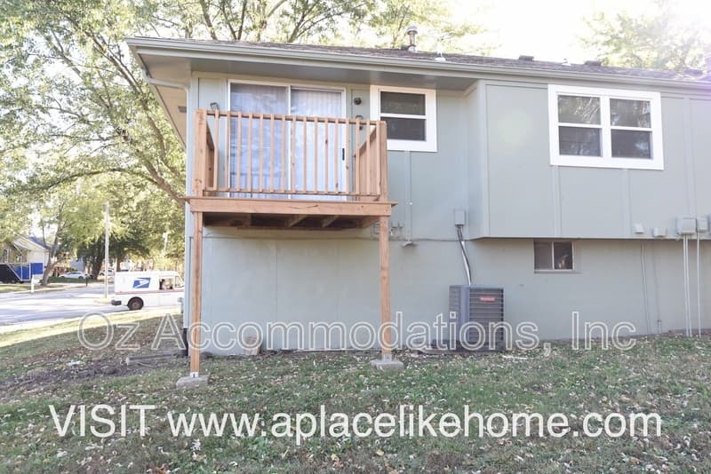 Lee's Summit House: 1214 SE 3rd Ter, Apt B