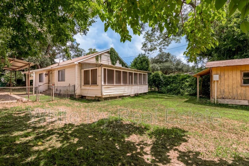 Woodville House: 1107 W Dogwood St