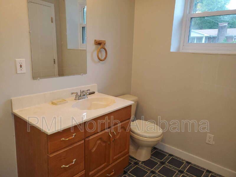 Huntsville House: 3017 Deerfield Rd NW