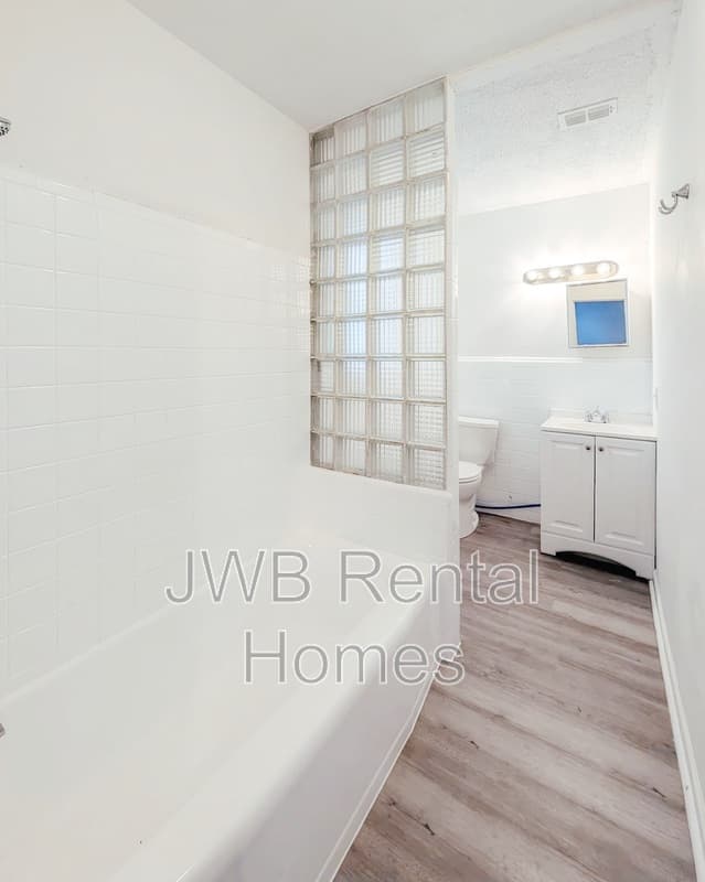 Jacksonville House: 1530 10th St W