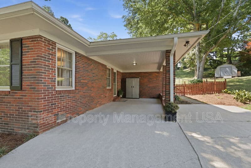 Gainesville House: 1338 Northwood Cir NE