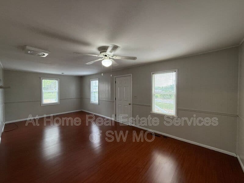 Springfield House: 1044 W Windy Ridge Lane