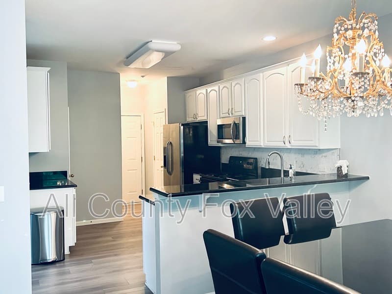 Hoffman Estates Townhome: 6090 Halloran Lane
