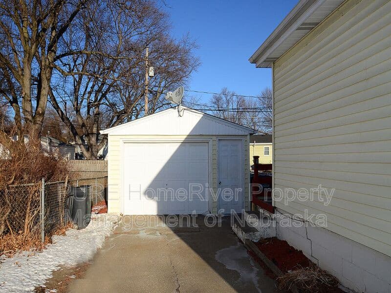 Omaha House: 8608 B St